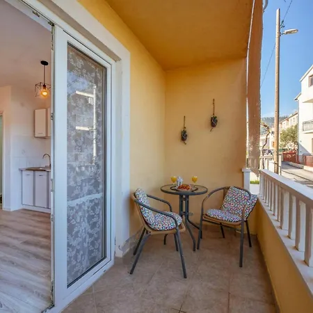 Apartamento Dazzling Ponikvice With Balcony