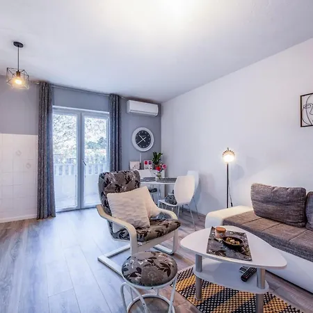 Apartamento Dazzling Ponikvice With Balcony