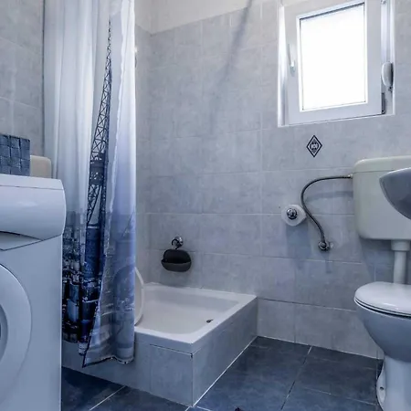 Apartamento Dazzling Ponikvice With Balcony